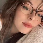 Étudiante en langues, je suis disponible pour vous apprendre l'anglais! Je suis actuellement en LEA anglais-japonais, ce qui me permettrait également d'offrir quelques cours de bases de japonais aux intéressés! Je parle un anglais courant et suis capable